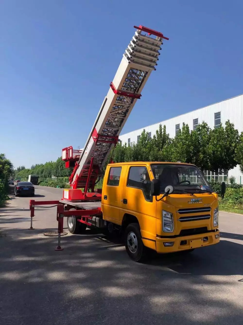 太湖县附近的云梯车出租服务：轻松解决高空作业需求