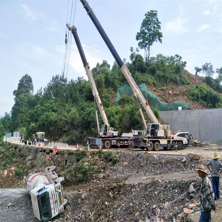 太湖县汽车掉沟里叫吊车救援要多少钱